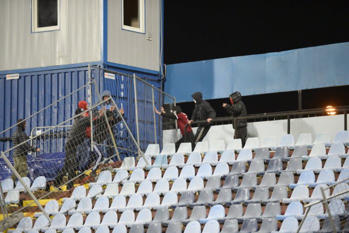 Ilustračný obrázok k článku Po výtržnostiach fanúšikov Sparty zasahovali ťažkoodenci, zápas prerušili. Derby napokon pokračuje + GALÉRIA