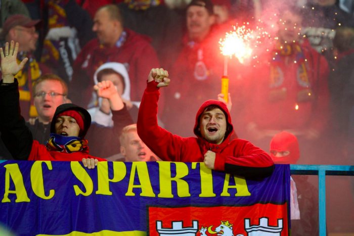 Ilustračný obrázok k článku "Belasí" cítia sklamanie i hanbu. "Rudým" kazí vyčíňanie fanúšikov radosť z víťazstva