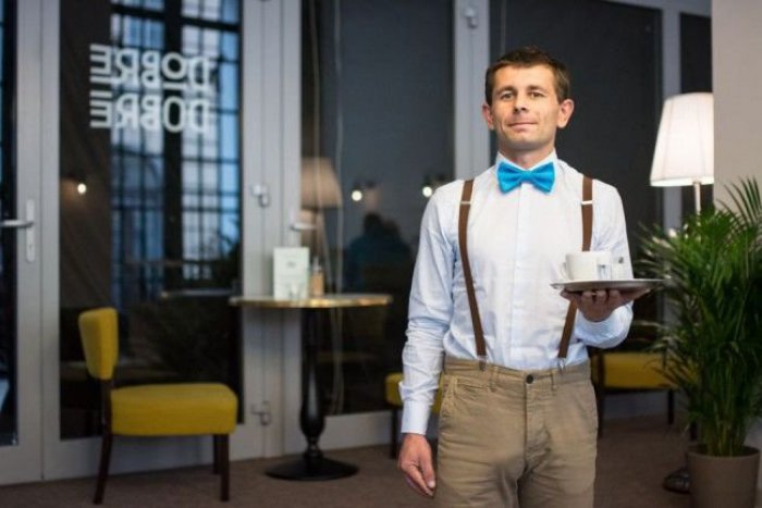 Ilustračný obrázok k článku Čašníci bez domova: V kaviarni tržnice obsluhujú bezdomovci, nezistíte to