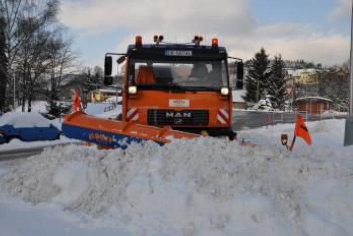 Ilustračný obrázok k článku Vraj sme na zimu pripravení:  Kraj má  takmer 1300 ton posypového materiálu