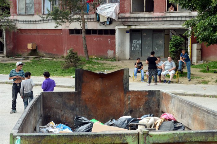 Ilustračný obrázok k článku Na Luníku IX sa upratovalo: Rómovia vlastnými rukami čistili okolie bytovky