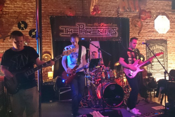 Ilustračný obrázok k článku Mladí košickí rockeri The Parentals: Ak sa na koncerte bavíme my, bavia sa aj ľudia