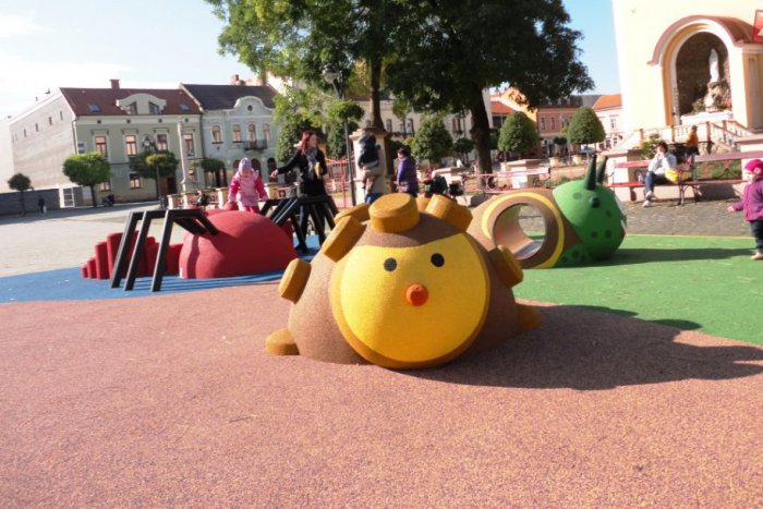 Ilustračný obrázok k článku Námestie v Topoľčanoch  má nové detské ihrisko: Mesto zaň zacvakalo vyše 23-tisíc eur!