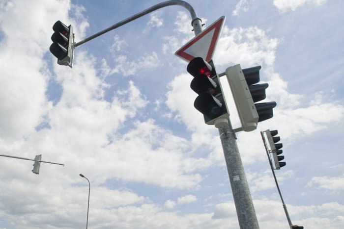 Ilustračný obrázok k článku Mesto s políciou dúfa v plynulejšiu premávku: Zmenili program semaforov na takéto intervaly!