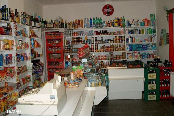 Ilustračný obrázok k článku Kuriózna krádež v prievidzskom obchode: Martin (36) priamo v predajni vypil 2 fľaše slivovice!