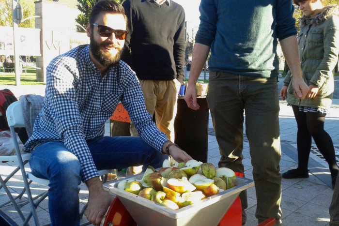 Ilustračný obrázok k článku Mladíci v centre Zvolena na seba strhávali pozornosť: Na ulici vyrábali mušt!