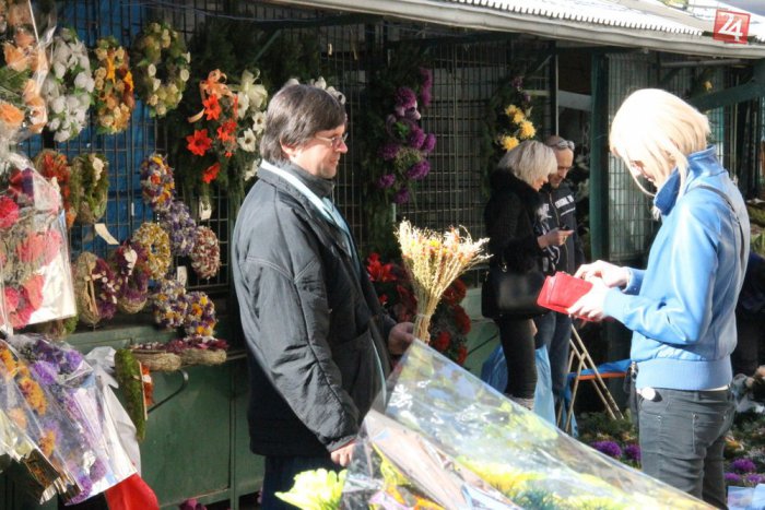 Ilustračný obrázok k článku Dušičkový zhon v Poprade: Čo ľudia najviac kupujú a ako sa pohybujú ceny?