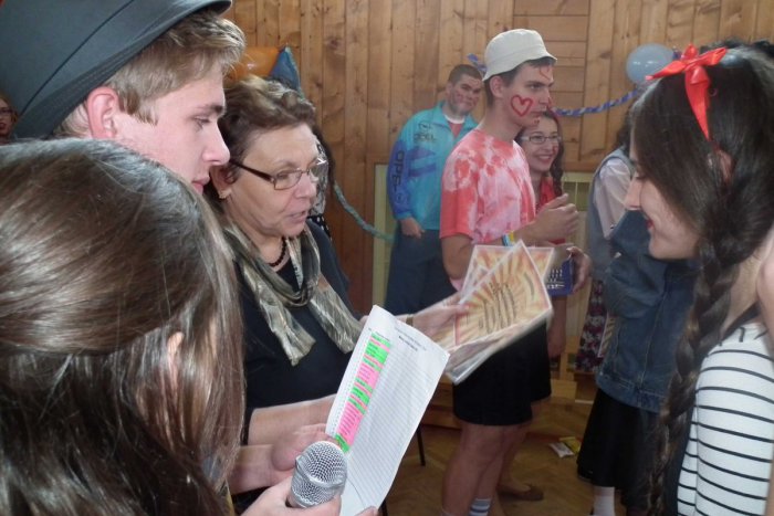 Ilustračný obrázok k článku Priestory gymnázia zaplavila čudne oblečená mládež: Žiaci pili kapustnicu so sirupom, čo sa dialo?!