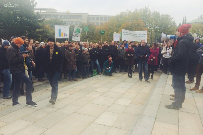 Ilustračný obrázok k článku "Veda chce žiť!" Hlásalo zhromaždenie na Námestí slobody. Protestujúci chceli poukázať na nedostatočnú podporu vedy na Slovensku