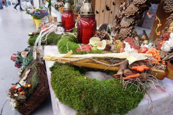 Ilustračný obrázok k článku Dušičkový zhon v Žiari v plnom prúde: Na čo nás lákajú predajcovia a koľko nás takýto nákup bude stáť?