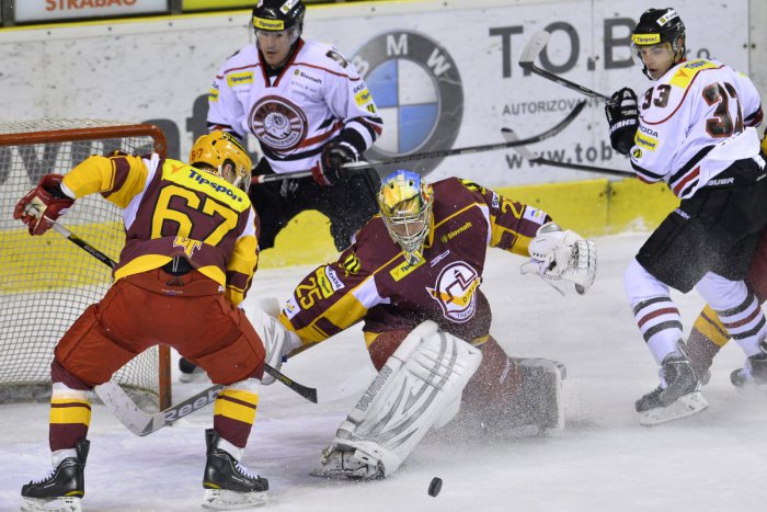 Ilustračný obrázok k článku Vyrovnané stretnutie v Trenčíne rozhodli až nájazdy: Kudrnov blafák zaistil baranom druhý bod