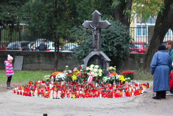 Ilustračný obrázok k článku Martinský cintorín v Ružinove od rána zaplnili stovky ľudí