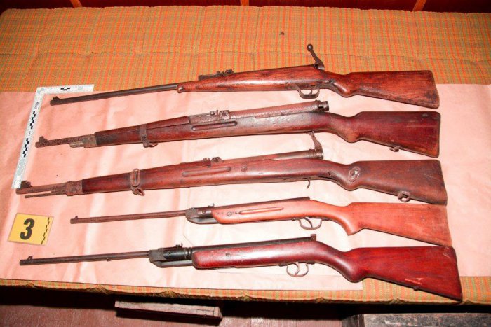 Ilustračný obrázok k článku Domová prehliadka s prekavapivým koncom: Pozrite, aký arzenál tu objavili!