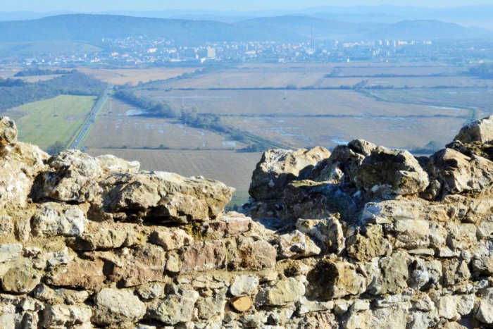 Ilustračný obrázok k článku Nové FOTO z Brekovského hradu: Prácu tam našlo 23 ľudí, takto postupuje jeho obnova!