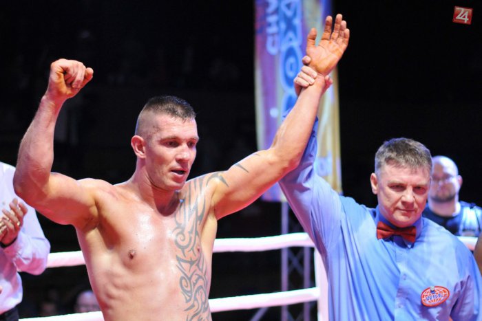 Ilustračný obrázok k článku Tomi Kid šampiónom, schytal aj nefér údery: Wanderu mali diskvalifikovať