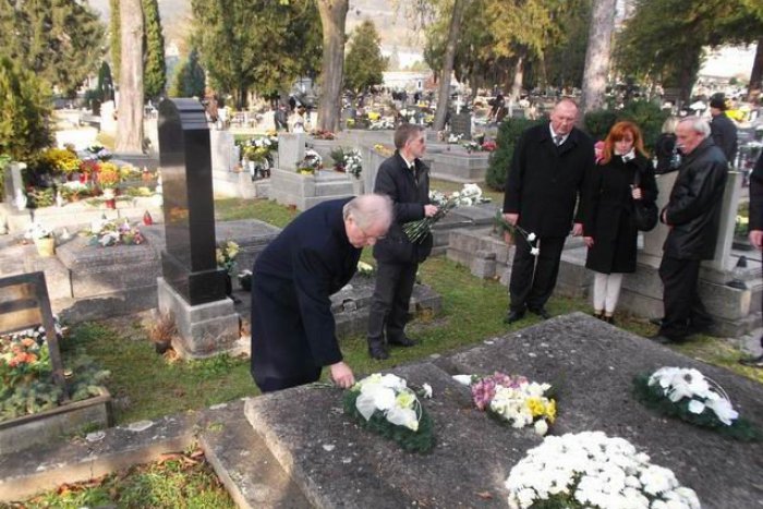 Ilustračný obrázok k článku Pamiatka zosnulých: Uctili si padlých vojakov, ale aj bývalých primátorov