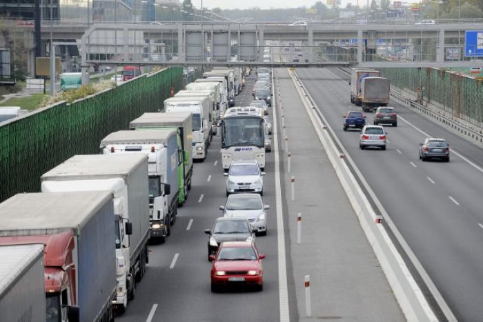 Ilustračný obrázok k článku Einsteinovej sa v sobotu radšej vyhnite. Kvôli výstavbe bude na celý deň uzavretý jeden jazdný pruh