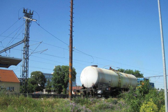 Ilustračný obrázok k článku Šťastie v nešťastí: Mladík (21) vyliezol na vagón, prežil hrozivý zásah elektrickým prúdom!