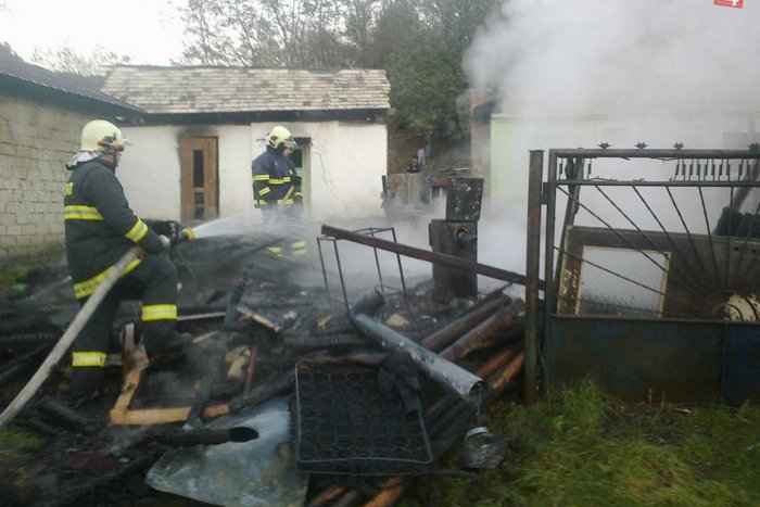 Ilustračný obrázok k článku Bratislavskí hasiči bojujú s požiarom rodinného domu