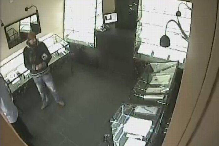 Ilustračný obrázok k článku Polícia pátra po dvoch zlodejoch, ktorí prepadli zlatníctvo v Malackách