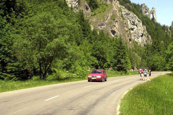 Ilustračný obrázok k článku TOP 10 najkrajších ciest Slovenska: Vozovka od Hnúšte po Jelšavu slávi úspech!