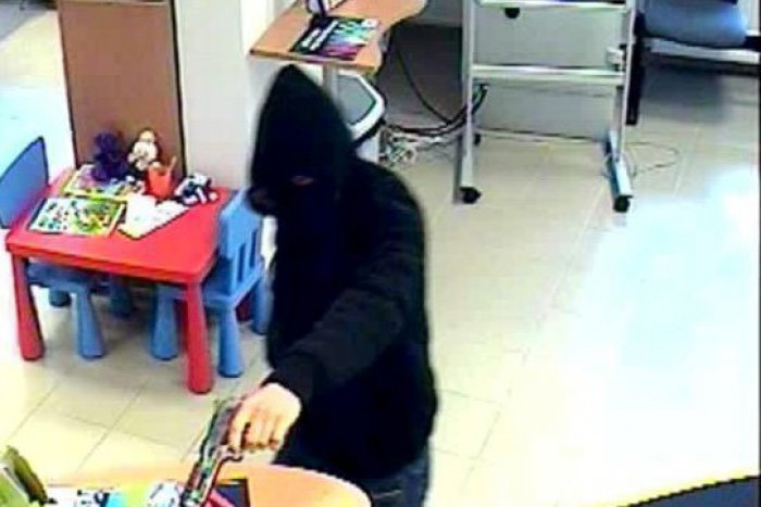 Ilustračný obrázok k článku V Rači prepadol ozbrojený lupič stávkovú kanceláriu