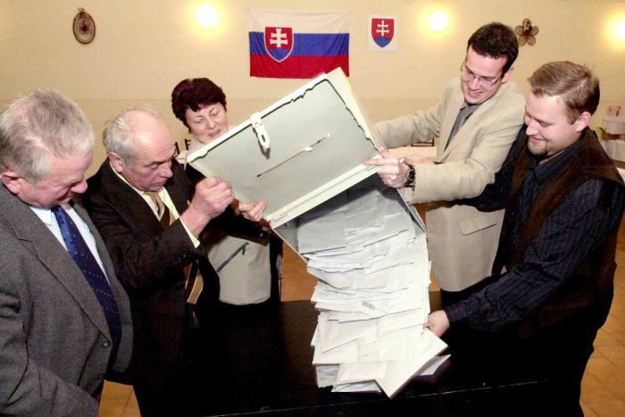 Ilustračný obrázok k článku PODUNAJSKOBISKUPICKÉ SĽUBY: Ožvaldová chce zateplovať školy a škôlky, Halás vybudovať aquapark