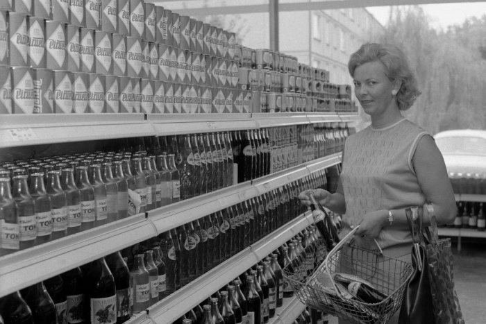 Ilustračný obrázok k článku Chýbali párky, chladničky či dámske vložky: Čítajte, na čo sme čakali v radoch pred 25 rokmi