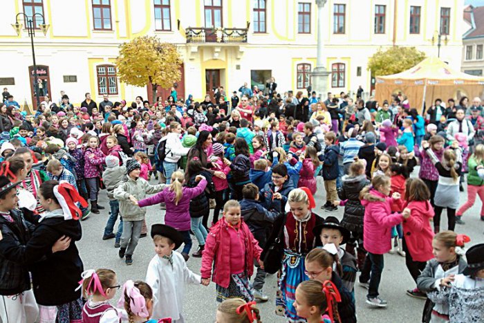 Ilustračný obrázok k článku Roztancovaná Rožňava: Na námestí fičal čardáš