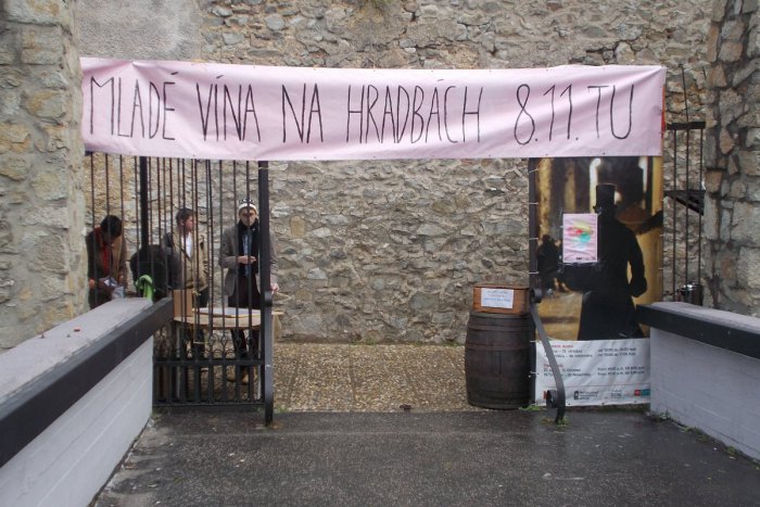 Ilustračný obrázok k článku Ochutnajte mladé vínko v historickom prostredí bratislavských hradieb