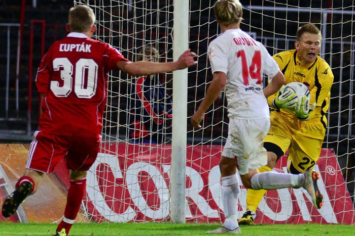 Ilustračný obrázok k článku Dukla nastúpila na vodou nasiaknutom trávniku proti ViOnu: Na šmykľavom ihrisku padli iba dva góly