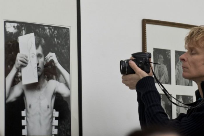 Ilustračný obrázok k článku Mesiac fotografie v Bratislave: Výstava fotografky J. Csáderovej ponúka odvážne autoportréty