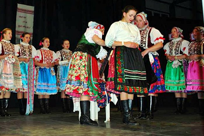 Ilustračný obrázok k článku OBRAZOM: Rožňavskú športovú halu ovládli kroje a tradície