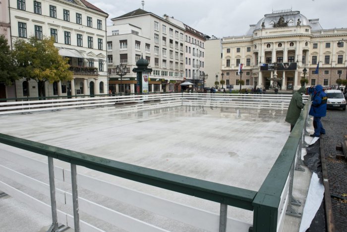 Ilustračný obrázok k článku Na Hviezdoslavovom námestí sa už pripravujú na korčuliarsku sezónu