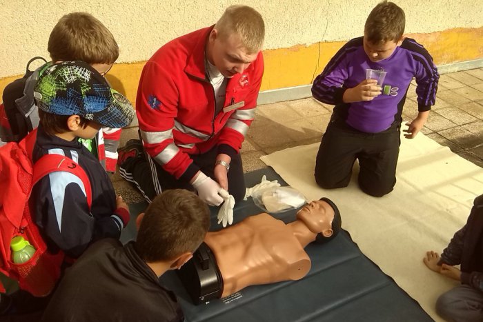 Ilustračný obrázok k článku Študenti zdravotníckej sa predviedli na účelových cvičeniach. Pozrite, ako sa im darilo