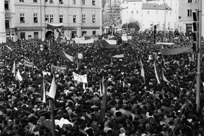Ilustračný obrázok k článku Fotospomienky na november 1989: Unikátne zábery z Generálneho štrajku na bystrickom námestí