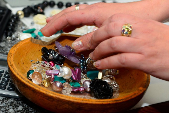 Ilustračný obrázok k článku Mladík (22) okradol ľudí, ktorých poznal: Vzal šperky za viac ako 1400 eur