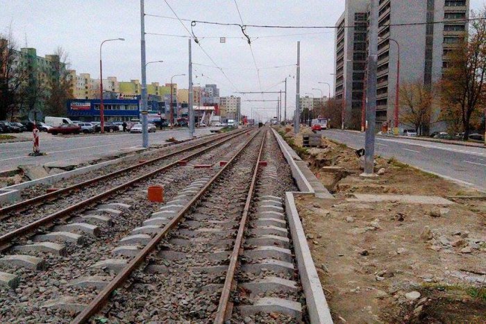 Ilustračný obrázok k článku Termín spustenia električiek v Dúbravke sa odkladá! Pozrite sa, ako vyzerá trať deň pred plánovaným obnovením