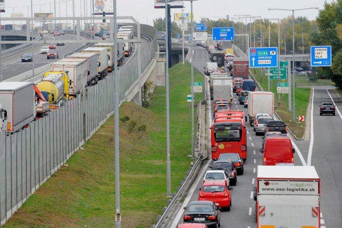 Ilustračný obrázok k článku Einsteinova ulica bude počas víkendu pre vodičov opäť neprejazdná