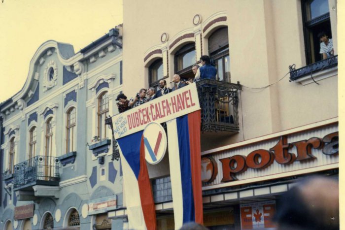 Ilustračný obrázok k článku VIDEO:  Pozrite si unikátne zdigitalizované zábery z revolúcie v Topoľčanoch