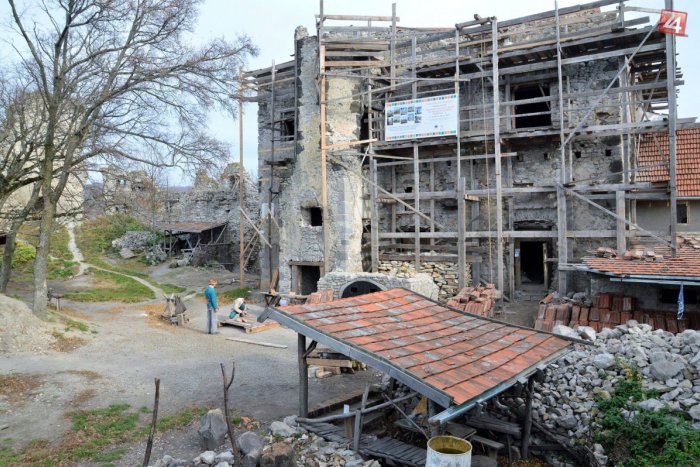 Ilustračný obrázok k článku Záchrana hradu nad obcou Vinné pokračuje: Objavili vzácne artefakty, kastelán prezradil viac