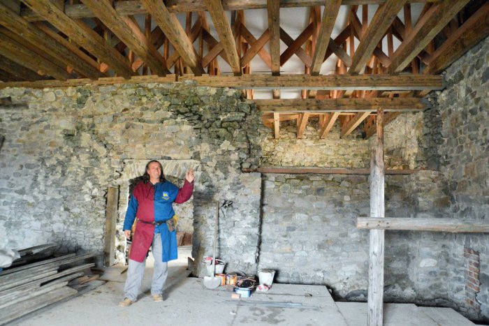 Ilustračný obrázok k článku FOTO: Viniansky hrad zdobí nový architektonický prvok. Na hradný palác sa vracia život!