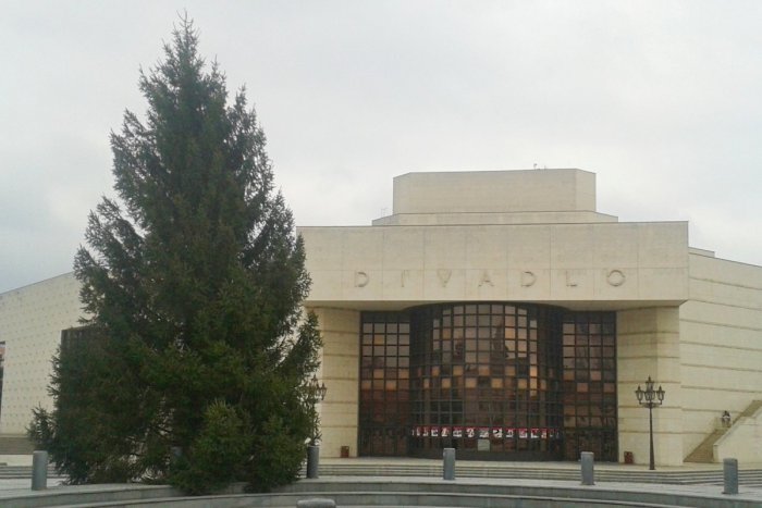 Ilustračný obrázok k článku TAKTO vyzerá stromček na námestí: Začína sa formovať vianočné mestečko