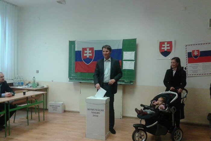 Ilustračný obrázok k článku Ivo Nesrovnal odvolil, večer očakáva zábavu pri futbalovom zápase proti Macedónsku