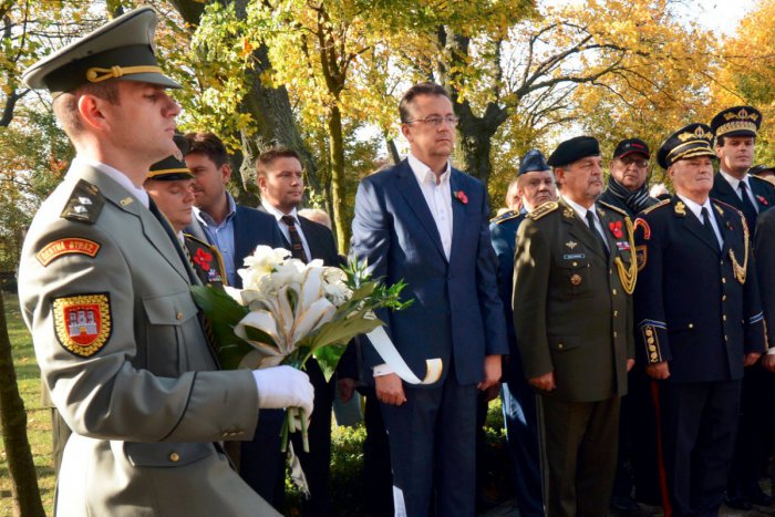 Ilustračný obrázok k článku Glváč si uctil výročie Nežnej revolúcie na cintoríne vo Vrakuni