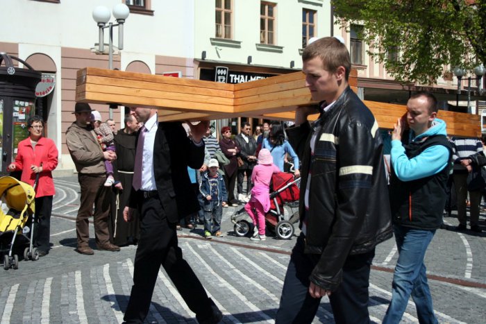 Ilustračný obrázok k článku Tradičné tiché nesenie kríža: Trnavčania si pripomenú utrpenie Krista