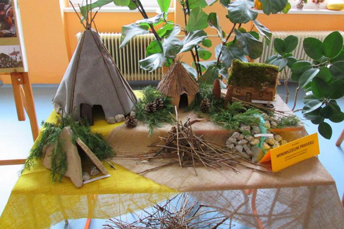 Ilustračný obrázok k článku Zážitkové učenie na Pugačevke: Šiestaci vytvorili minimúzeum praveku, pozrite si ho