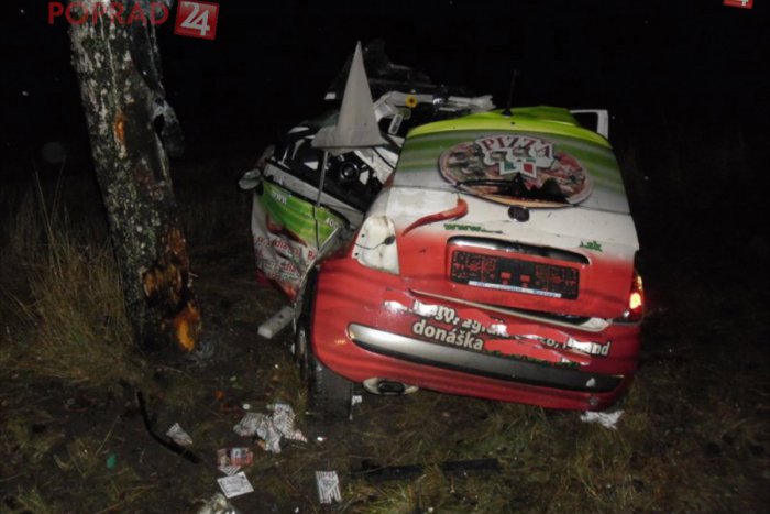 Ilustračný obrázok k článku Tragická nehoda medzi Veľkým Slavkovom a Popradom: Vodič (†21) neprežil náraz do stromu