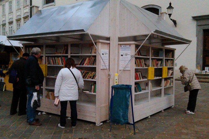 Ilustračný obrázok k článku Keď zabudnutá literatúra nejde do koša: Na Hlavnom námestí vyrástol Domov použitých kníh