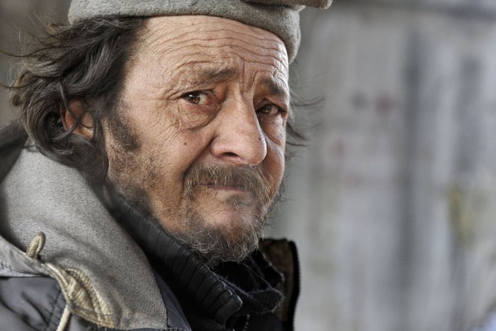 Ilustračný obrázok k článku Mestu pomáhajú tí, ktorí sami potrebujú pomoc. Ľudia bez domova to robia pre nás, čo môžeme urobiť my pre nich?